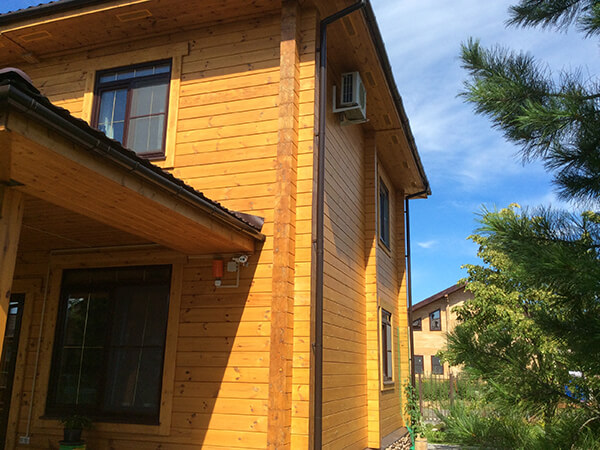 На фото фасад деревянного дома